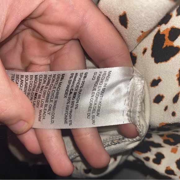 Chicos cheetah print white tunic length top size medium - Picture 5 of 6